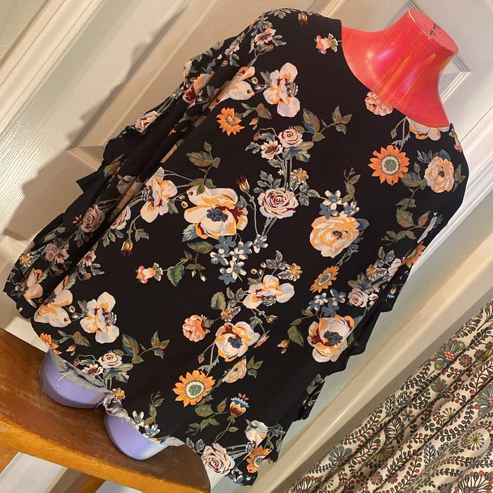 Ava & Viv Black Floral Blouse